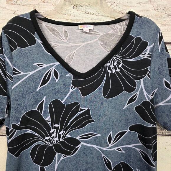 LuLaRoe Classic Tee M Gray Black Floral Hi Low Top - Picture 2 of 6
